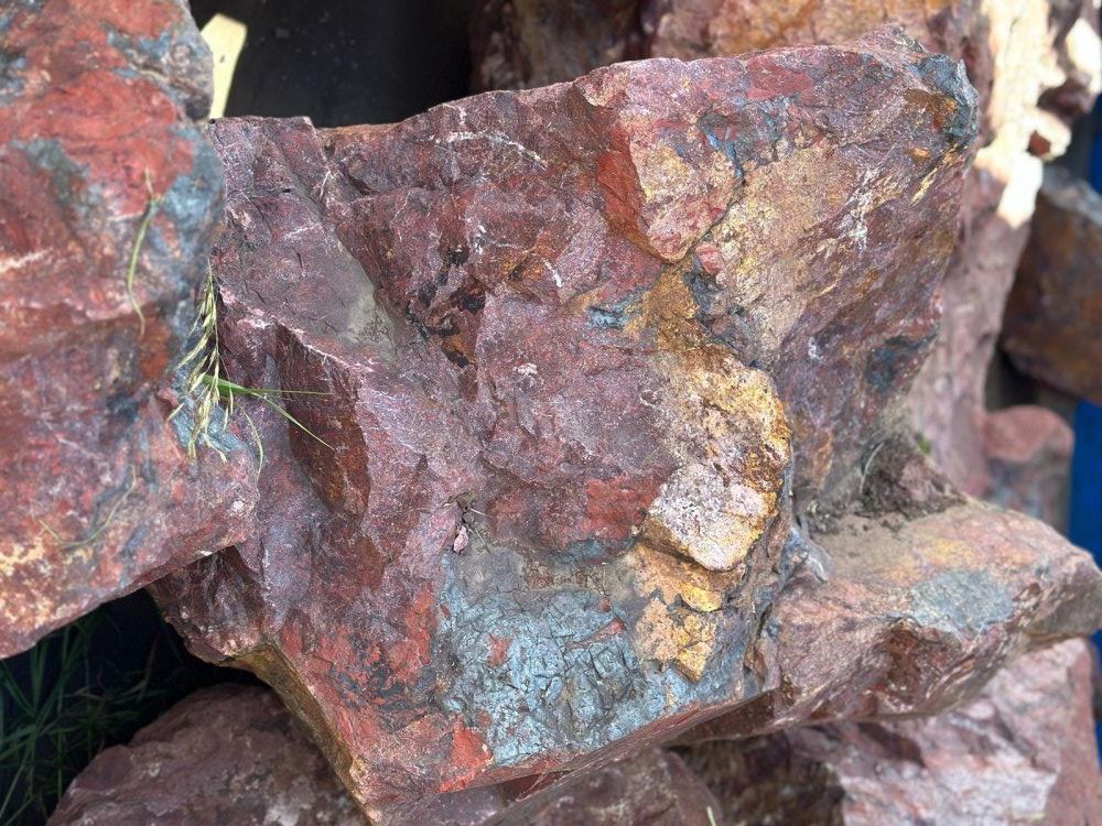 Камни для ландшафтного дизайна красно-фиолетовые 10-60 килограмм купить в Тобольске