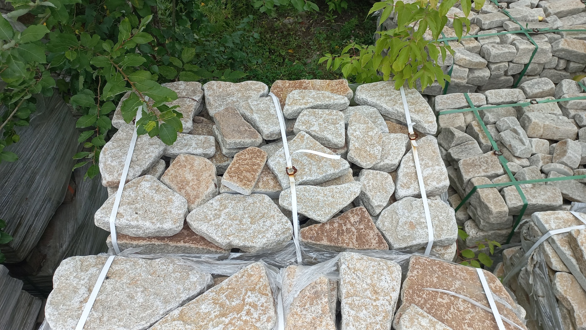 Плитняк галтованный гранитный для ландшафтного дизайна купить в Тобольске