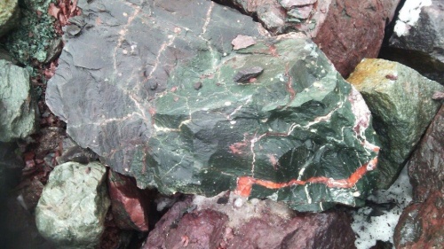 Гигантские зелёные валуны для ландшафтного дизайна весом более 5 тонн купить в Тобольске