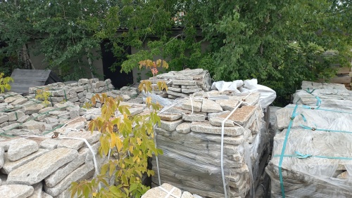 Плитняк галтованный гранитный для ландшафтного дизайна купить в Тобольске