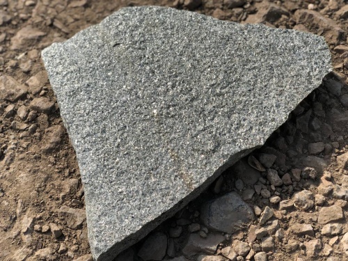 Плитняк златолит Уральский для цоколя, отмостки купить в Тобольске