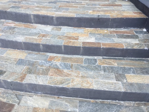 Плитка из Златолита Уральского для лестницы купить в Тобольске