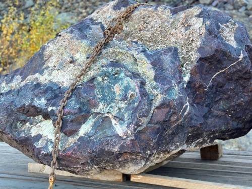 Огромные красно-фиолетовые валуны для ландшафтного дизайна весом более 5 тонн купить в Тобольске