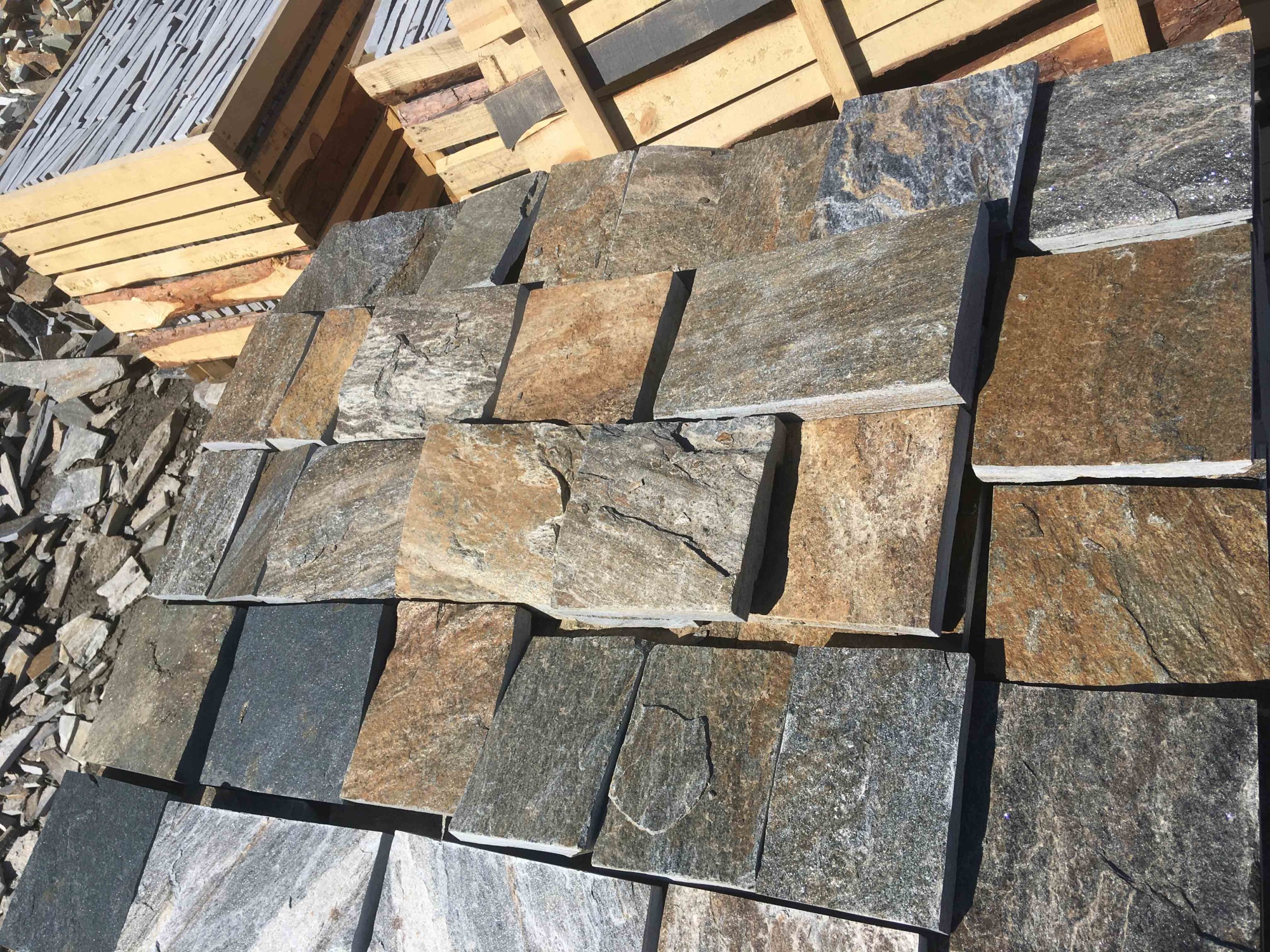 Плитка пилёная златолит Уральский для цоколя, отмостки купить в Тобольске