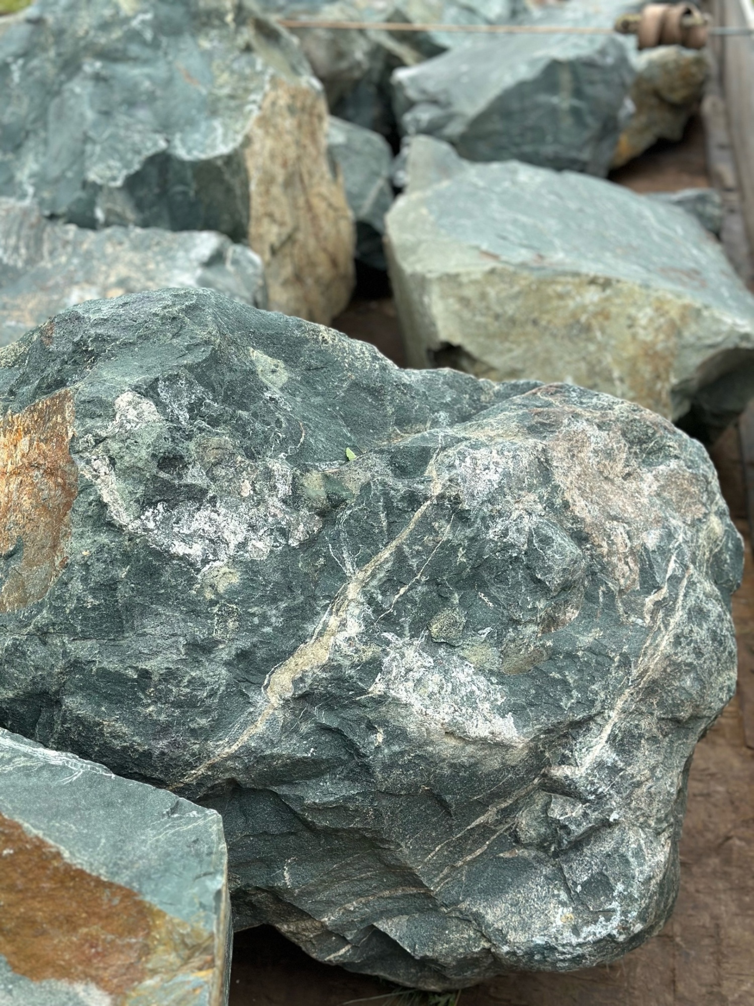 Камни для ландшафтного дизайна зелёные 10-60 килограмм купить в Тобольске