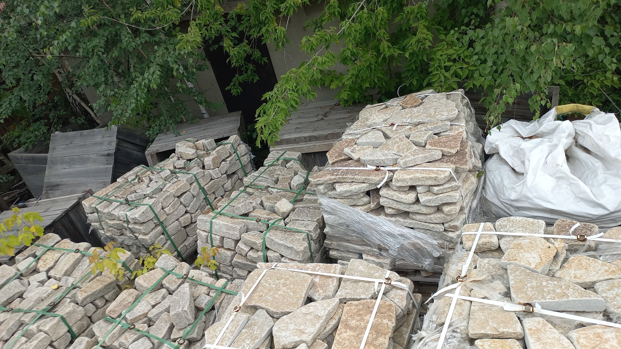 Плитняк гранитный галтованный купить в Тобольске