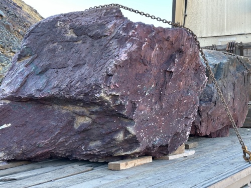 Огромные красно-фиолетовые валуны для ландшафтного дизайна весом более 5 тонн купить в Тобольске