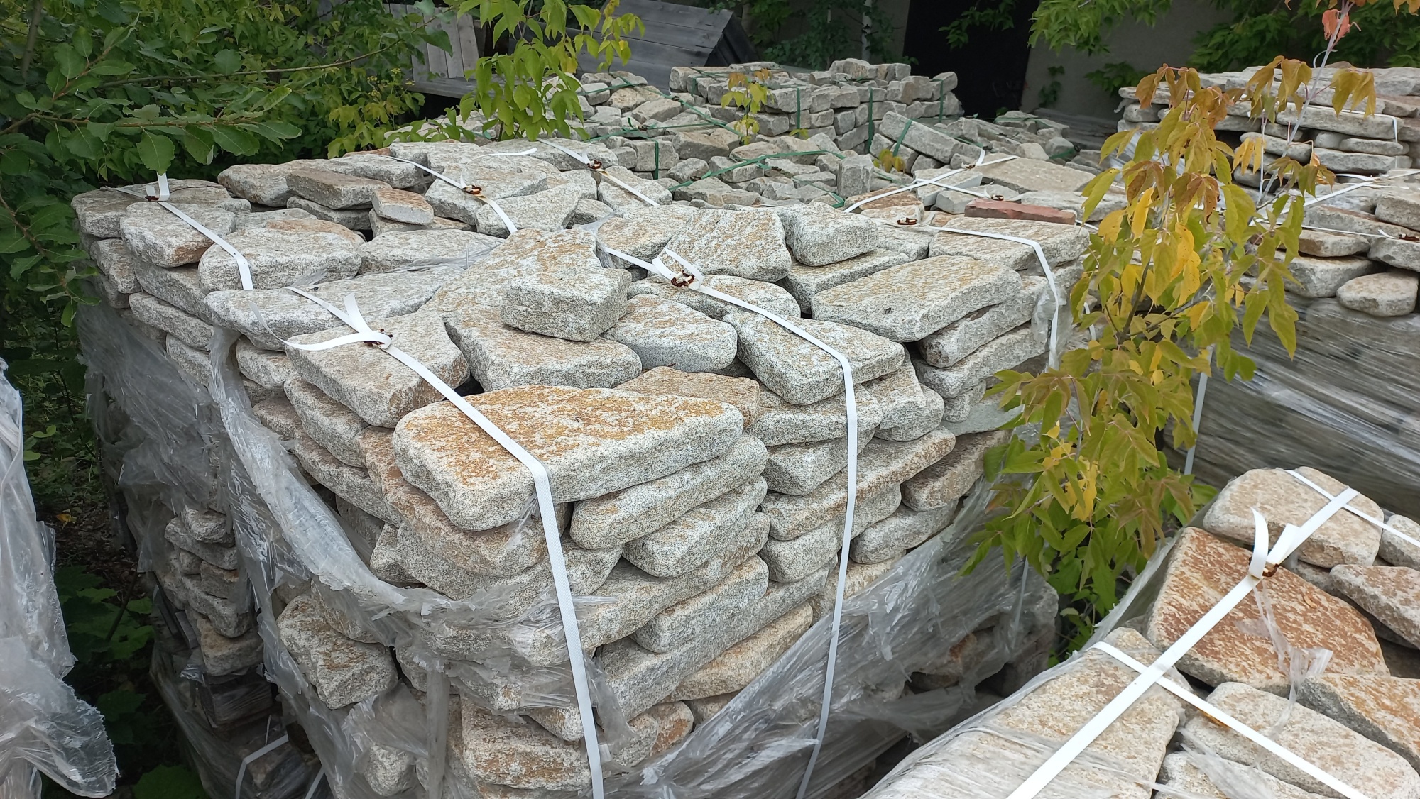 Плитняк галтованный гранитный для ландшафтного дизайна купить в Тобольске