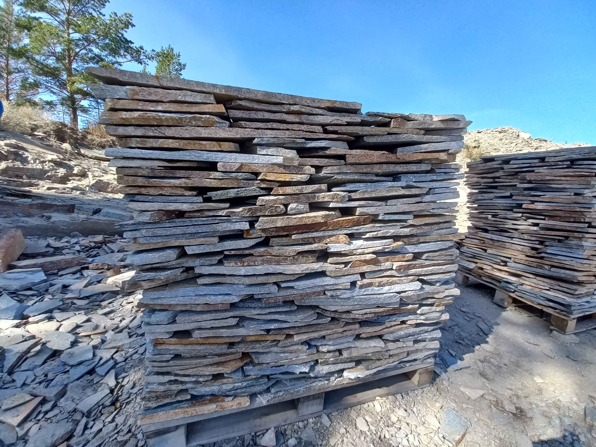 Плитняк златолит серебристый для фасада купить в Тобольске