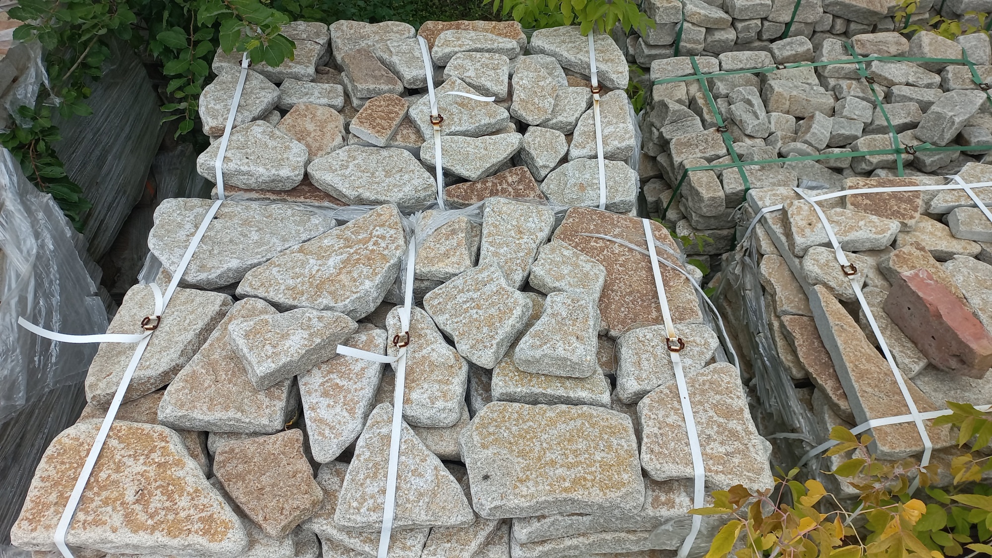 Гранитный плитняк галтованный для мощения купить в Тобольске