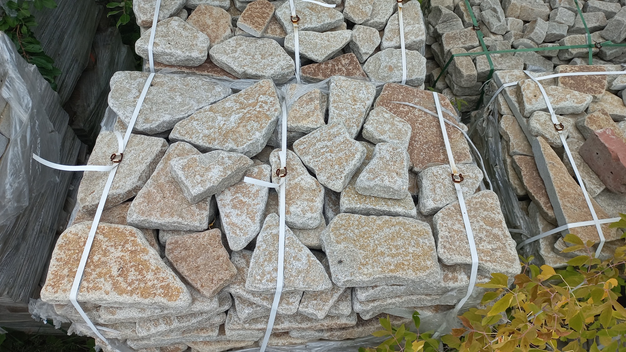 Плитняк галтованный гранитный для ландшафтного дизайна купить в Тобольске