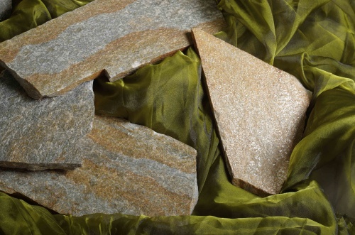 Плитняк златолит Уральский для цоколя, отмостки купить в Тобольске