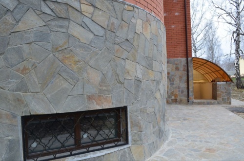 Плитняк златолит Уральский для цоколя, отмостки купить в Тобольске